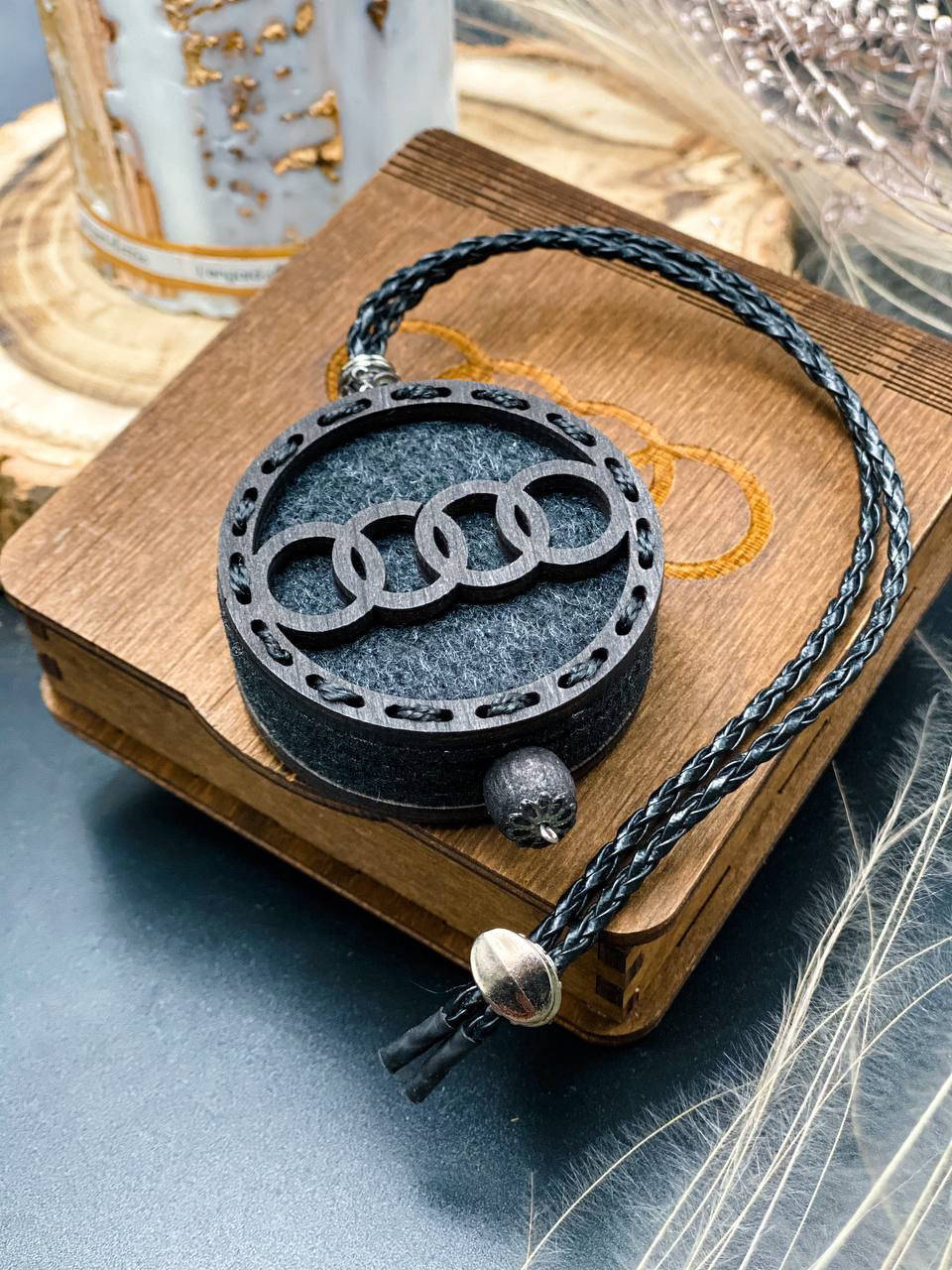 

Ароматизатор из натурального дерева с логотипом AUDI в подарочной коробке