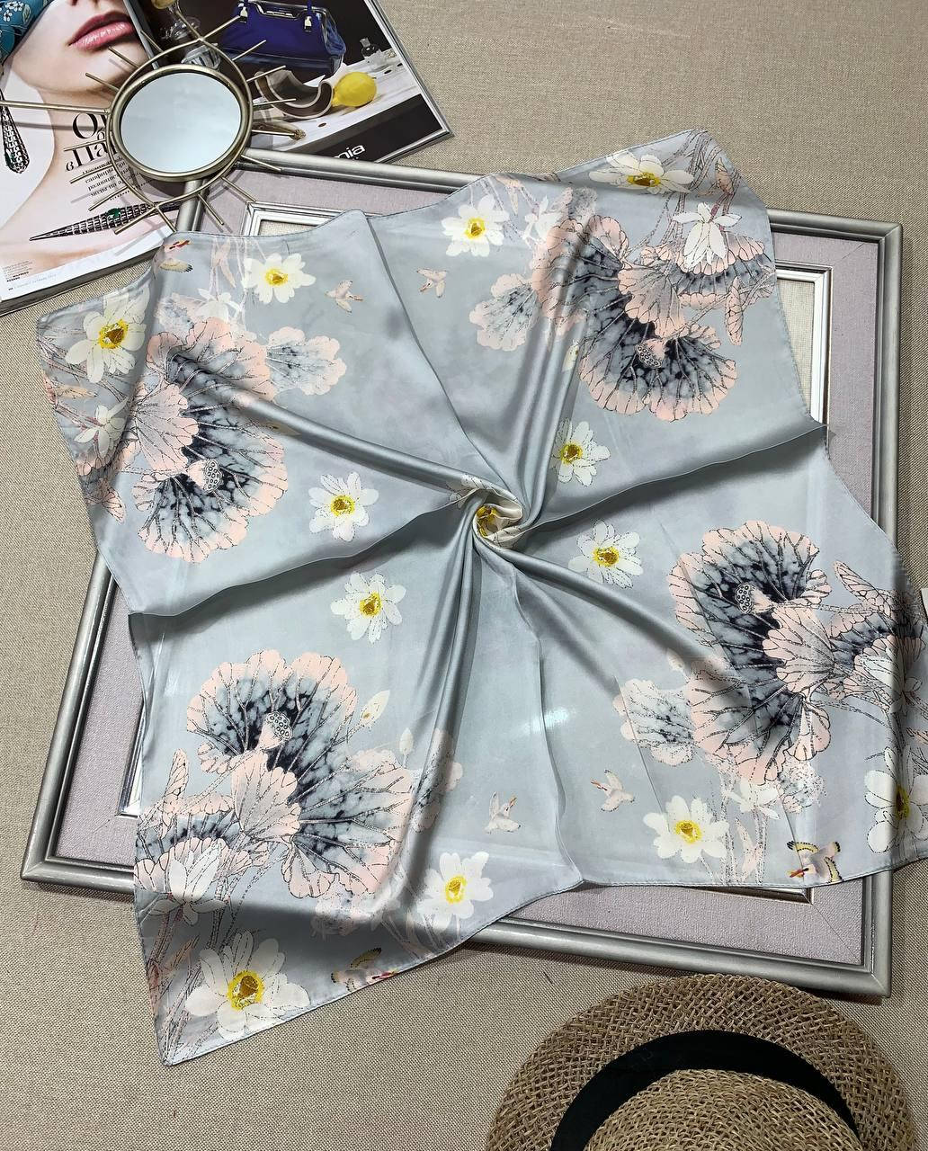 

Шейный шелковый платок Филисия 70*70 см серый