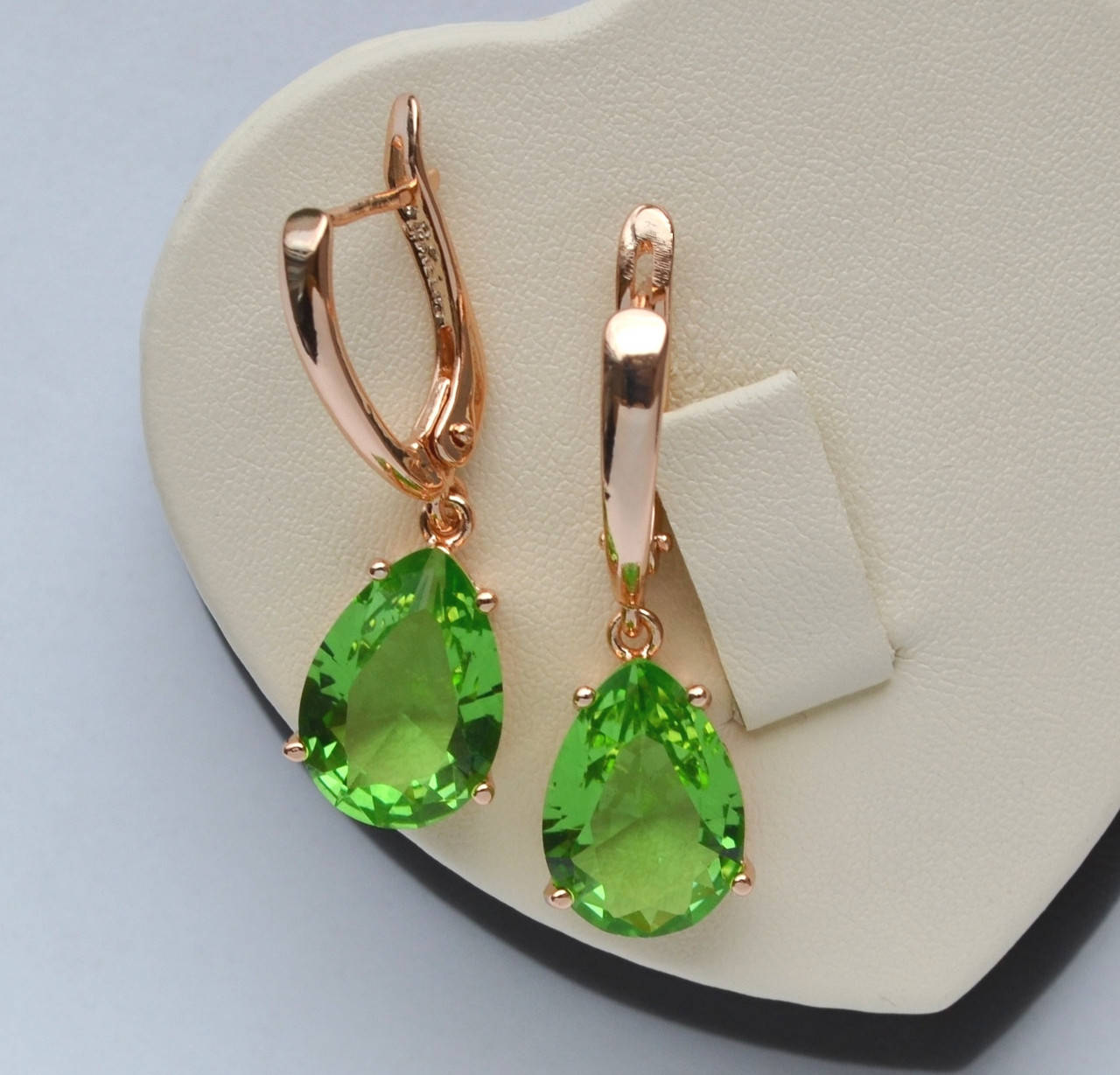 

Красивые серьги с подвеской Капля покрытие золотом 18к. с зелеными кристаллами.