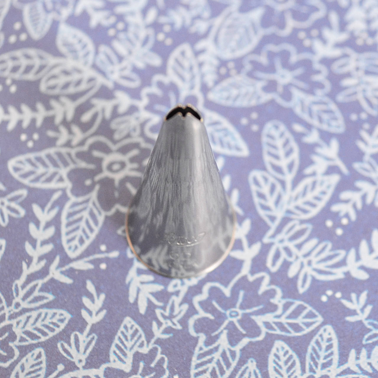 

Насадка кондитерская "Листик" Ateco №65