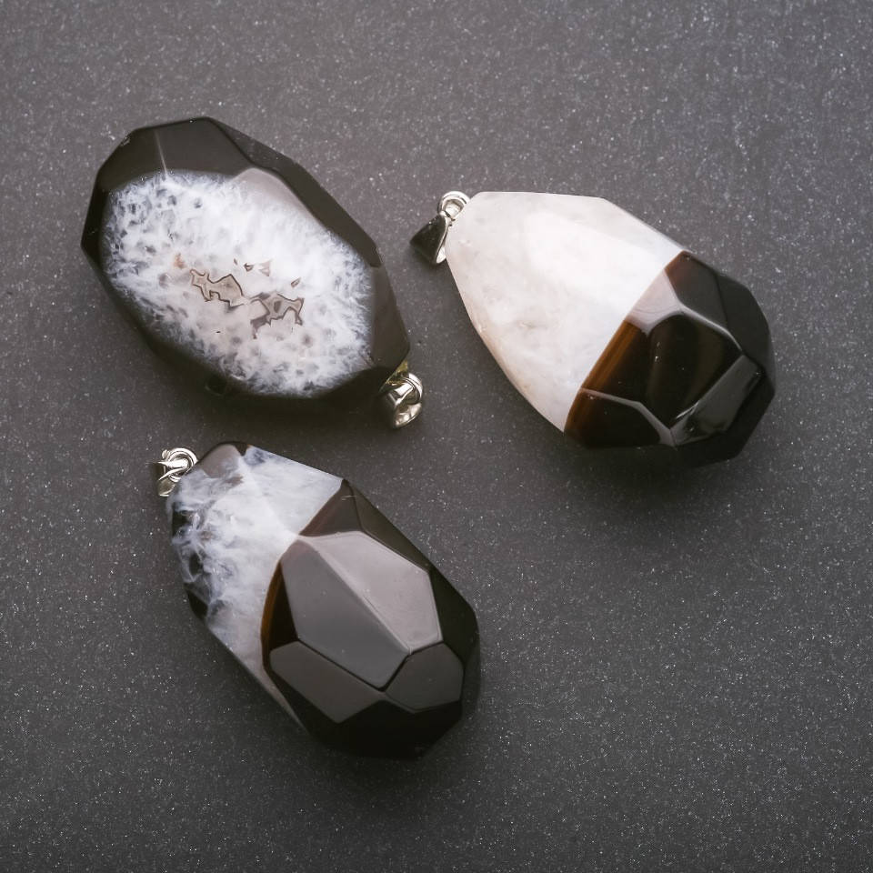 

Кулон из натурального камня Агат граненная капля 50х40х20мм