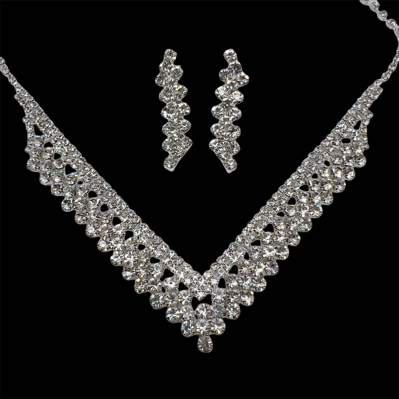 

Вечерние серьги и подвеска