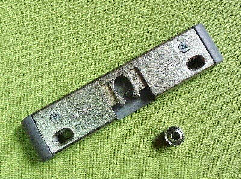 

Балконная защёлка 13мм VORNE с роликом (комплект)