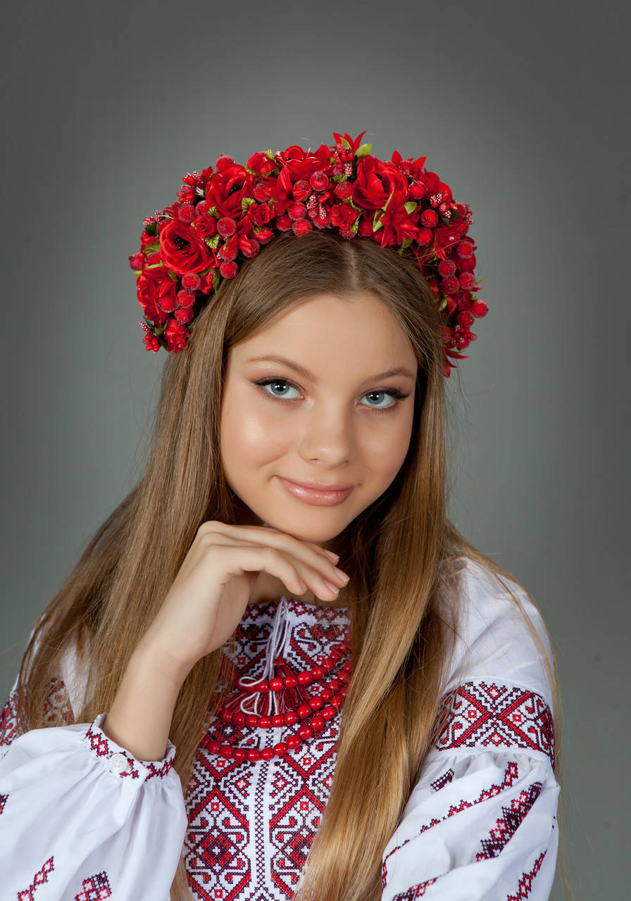 

Современный женский веночек на обруче с красными цветами № 1239