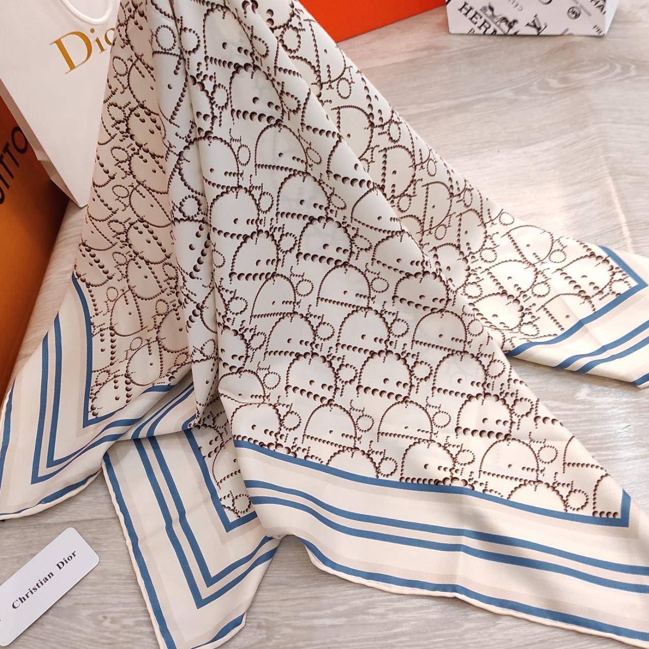 

Платок Dior шелковый с ручной подшивкой бежевый