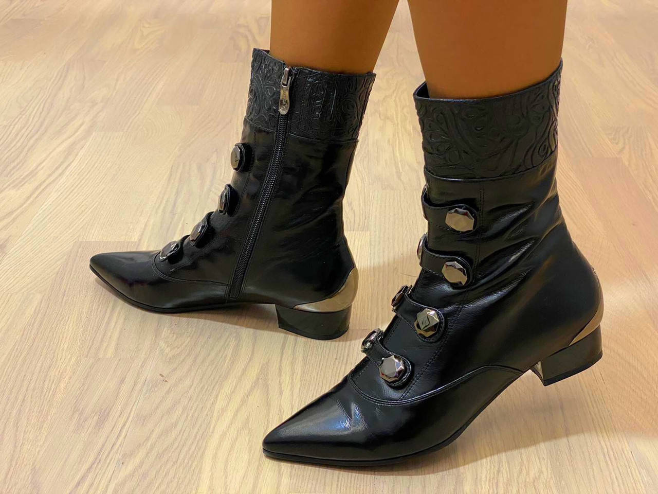 

Кожанные полностю женские ботинки на молнии ROSSTYLE. 38, Черный