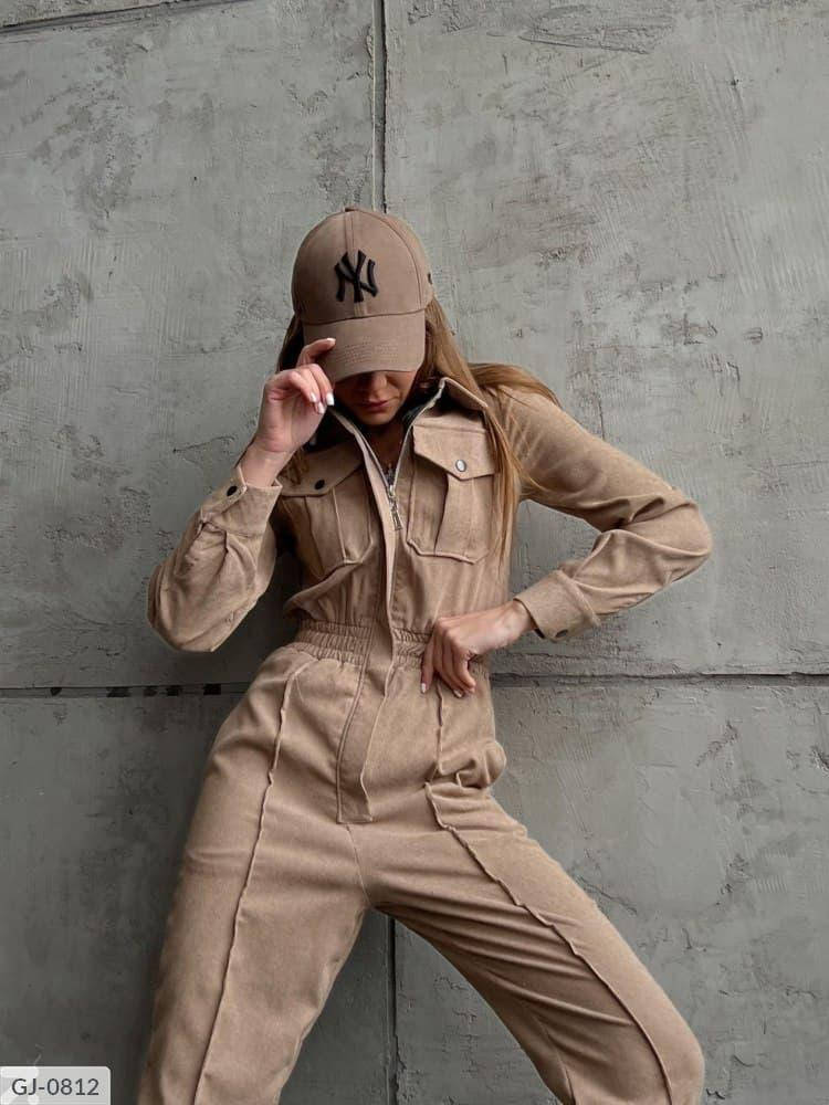 

Вельветовый женский брючный комбинезон на молнии с карманами на груди