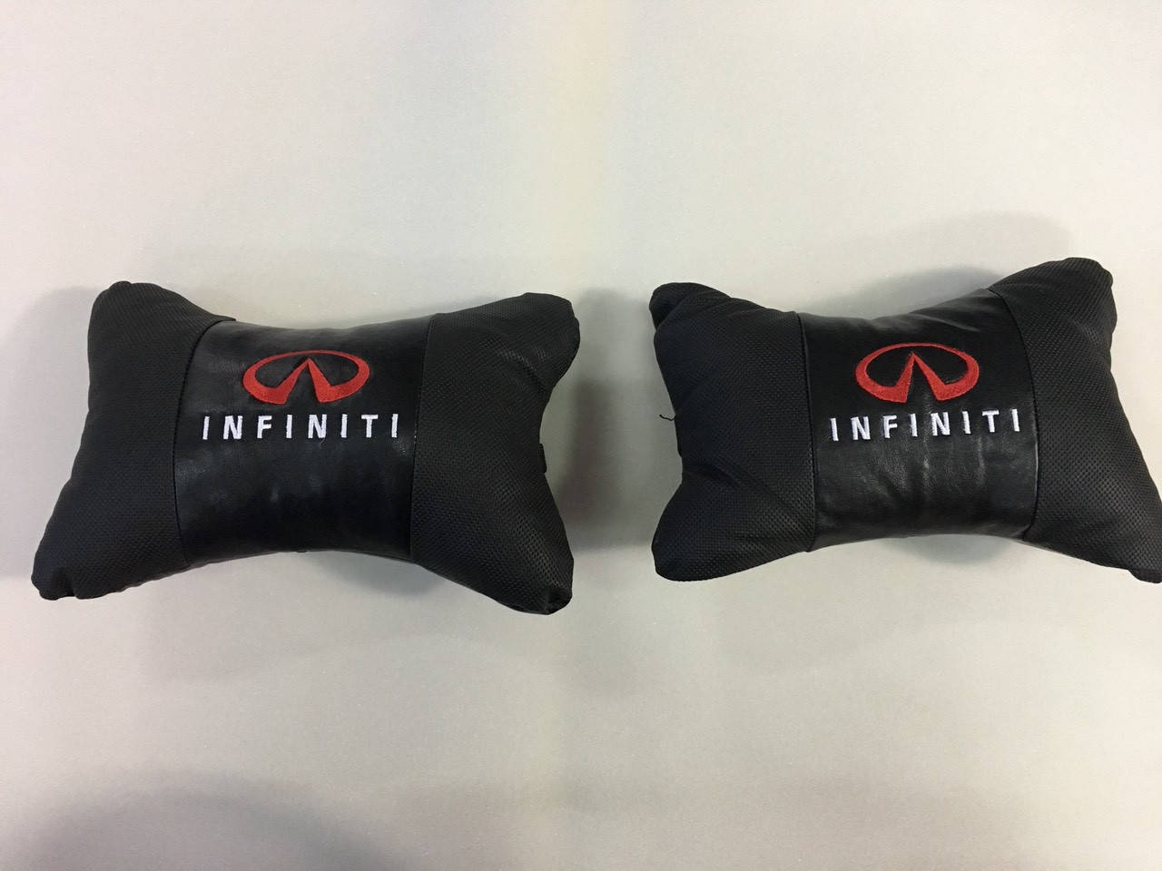 

Подушка - подголовник в авто Infiniti черная пара, Черный