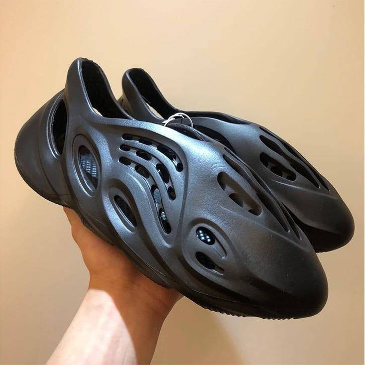 

Резиновые тапки изи Кроссовки Adidas