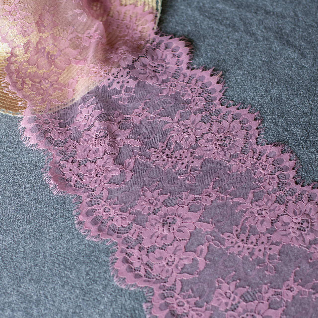 

Французское кружево (шантильи) / цвет пудровый / ширина 22 см / упаковка 3 м, Пудра