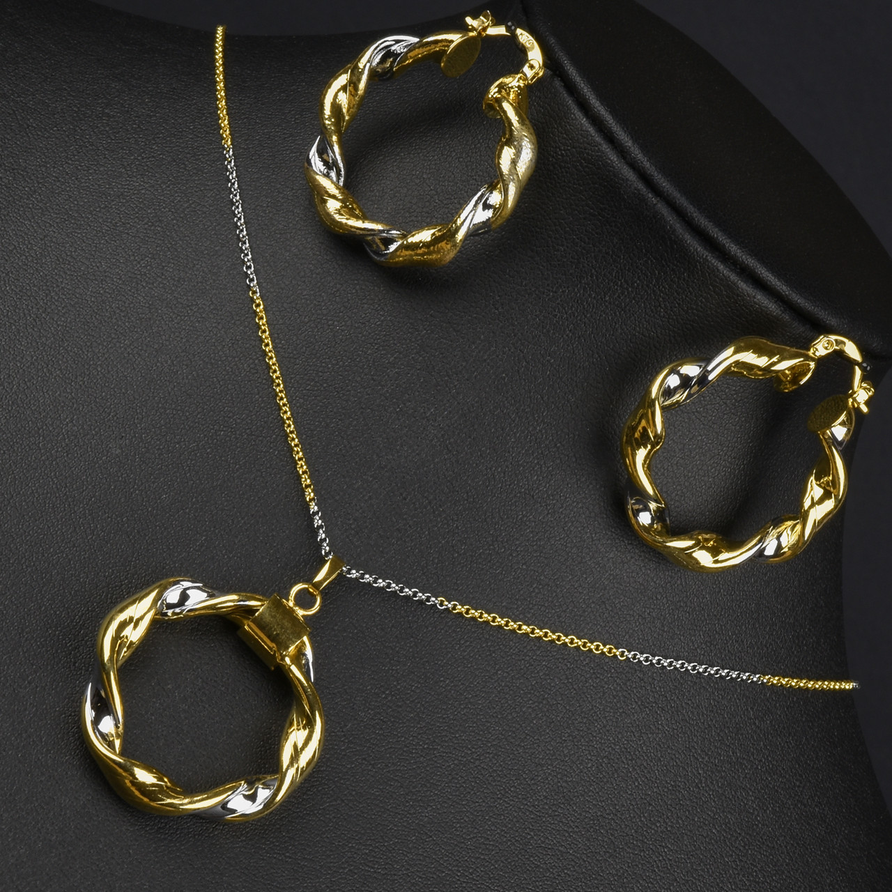 Набір кулон і сережки кручені комбінованого кольору на тонкому ланцюжку сережки диметр 35 мм довжина ланцюга 45 см