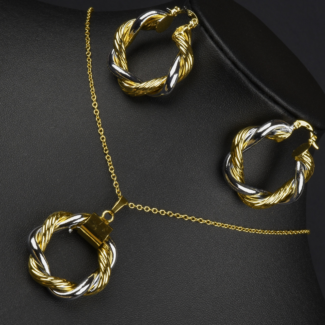 Набір кулон і сережки кручені комбінованого кольору на тонкому ланцюжку сережки диметр 35 мм довжина ланцюга 45 см