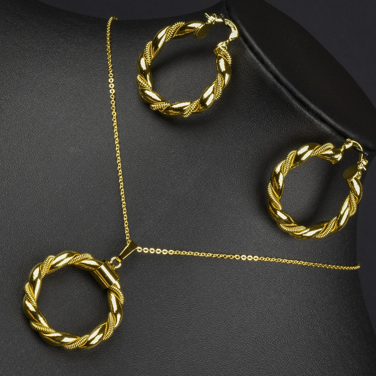 Набір кулон і сережки кручений метал золотистого кольору на тонкому ланцюжку сережки диметр 35 мм довжина ланцюга 45 см