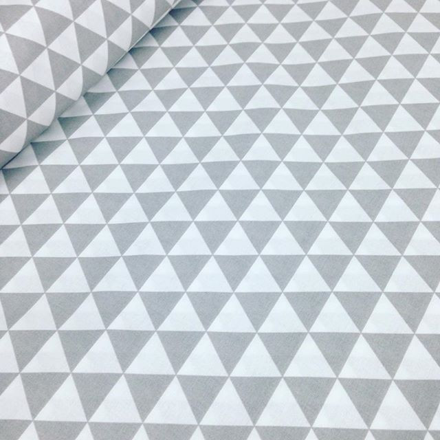 Тканина польська сірі трикутники на білому 135 г/м2