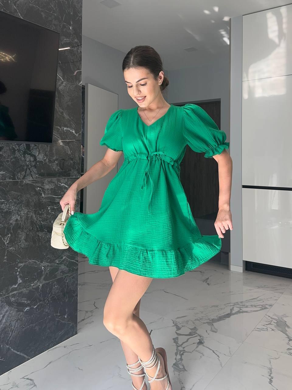 Зелена жіноча літня легка коротка муслінова сукня на кулісці з воланом і рукавами ліхтариками, фото 1