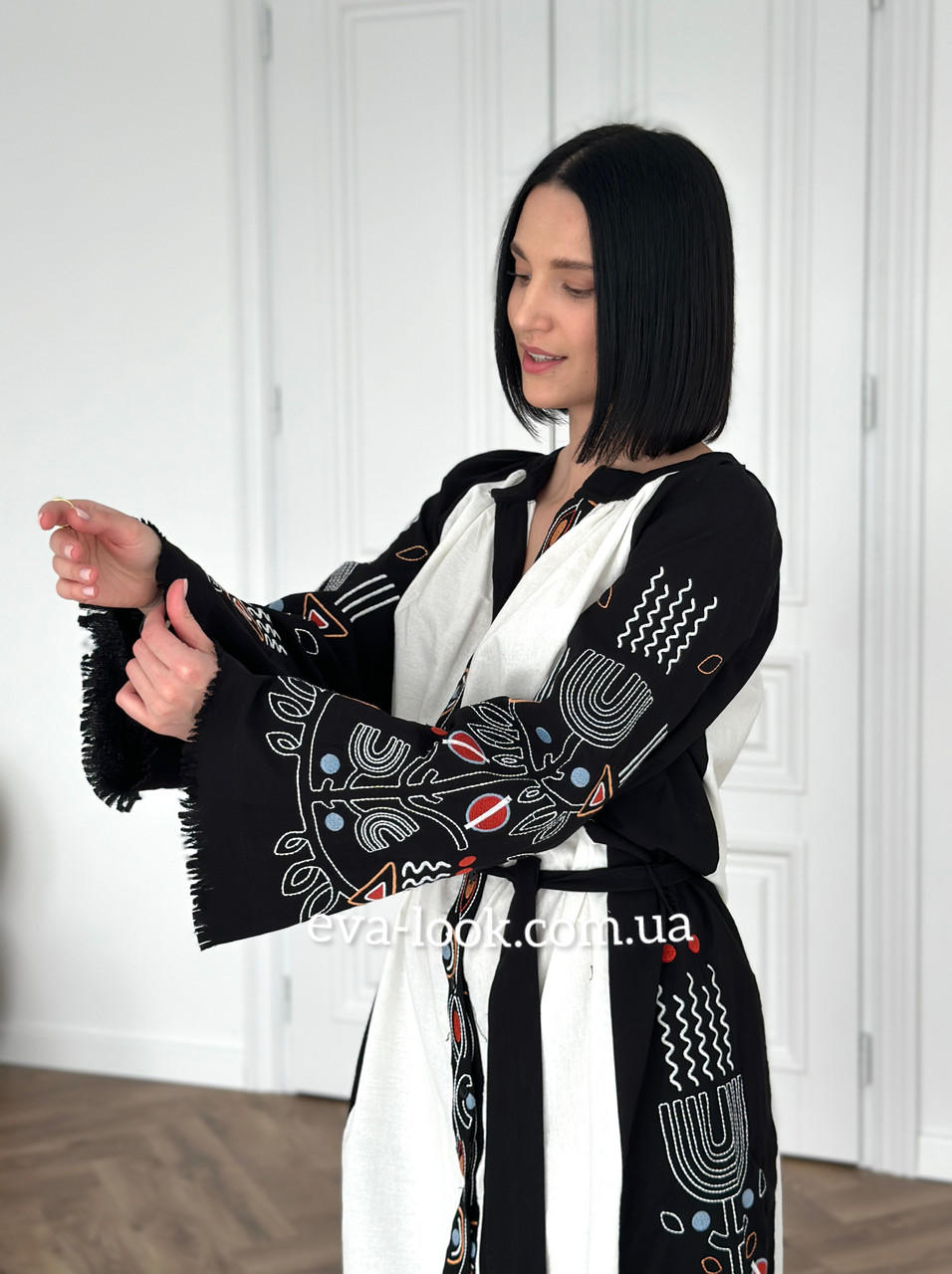 Вишита сукня за коліно. Чорно білого кольору, фото 1