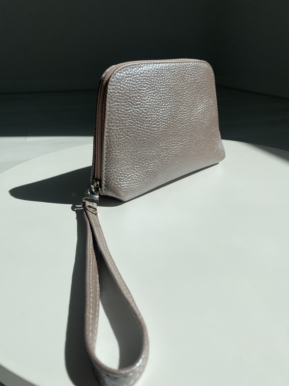 Бежева шкіряна косметичка Woman's heel із щільною текстурою та блискавкою (В-480-3)
