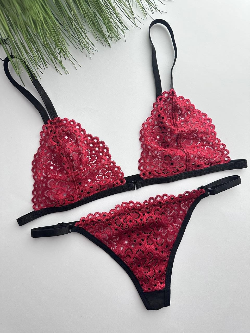 Кружевной комплект нижнего белья бюстгальтер и трусы .