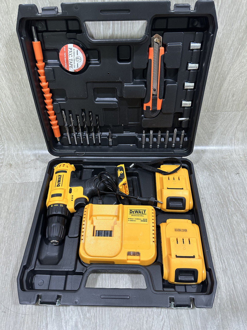 Шурупокрут DeWalt 24 V 4.0 AH з набором інструментів/Акумуляторний шурупокрут DeWalt 24 В із насадками в кейсі