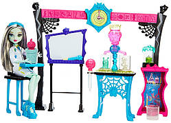 Monster High Skulltimate Science Class Playset with Doll — Набір із Френки "Клас Науки"