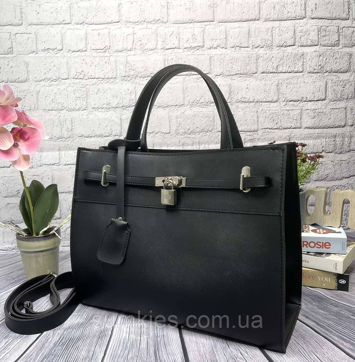 Жіноча велика сумка з замочком чорна екошкіра, сумочка на плече з декоративним замком, фото 1