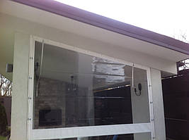 Прозорі ПВХ штори з білою окантовкою для веранди 