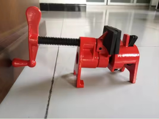 Трубна струбцина 3/4 дюйми Maxtool з чавуну, вайму, на ніжках, фото 1