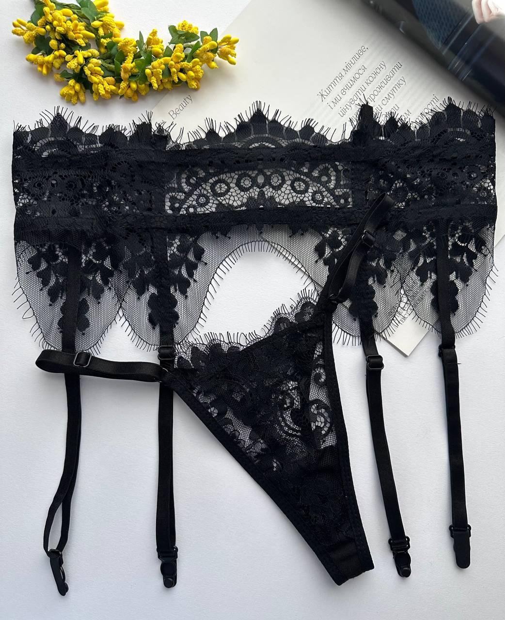 Черное кружевное белье, комплект трусики и пояс для чулок.
