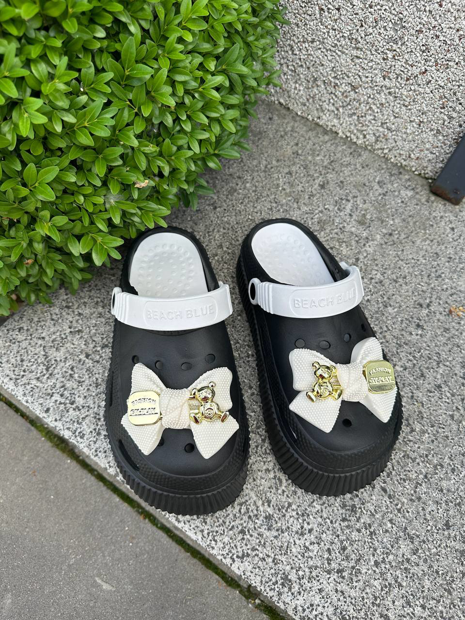 Жіночі крокси Crocs Beach blue (чорні з бантом)