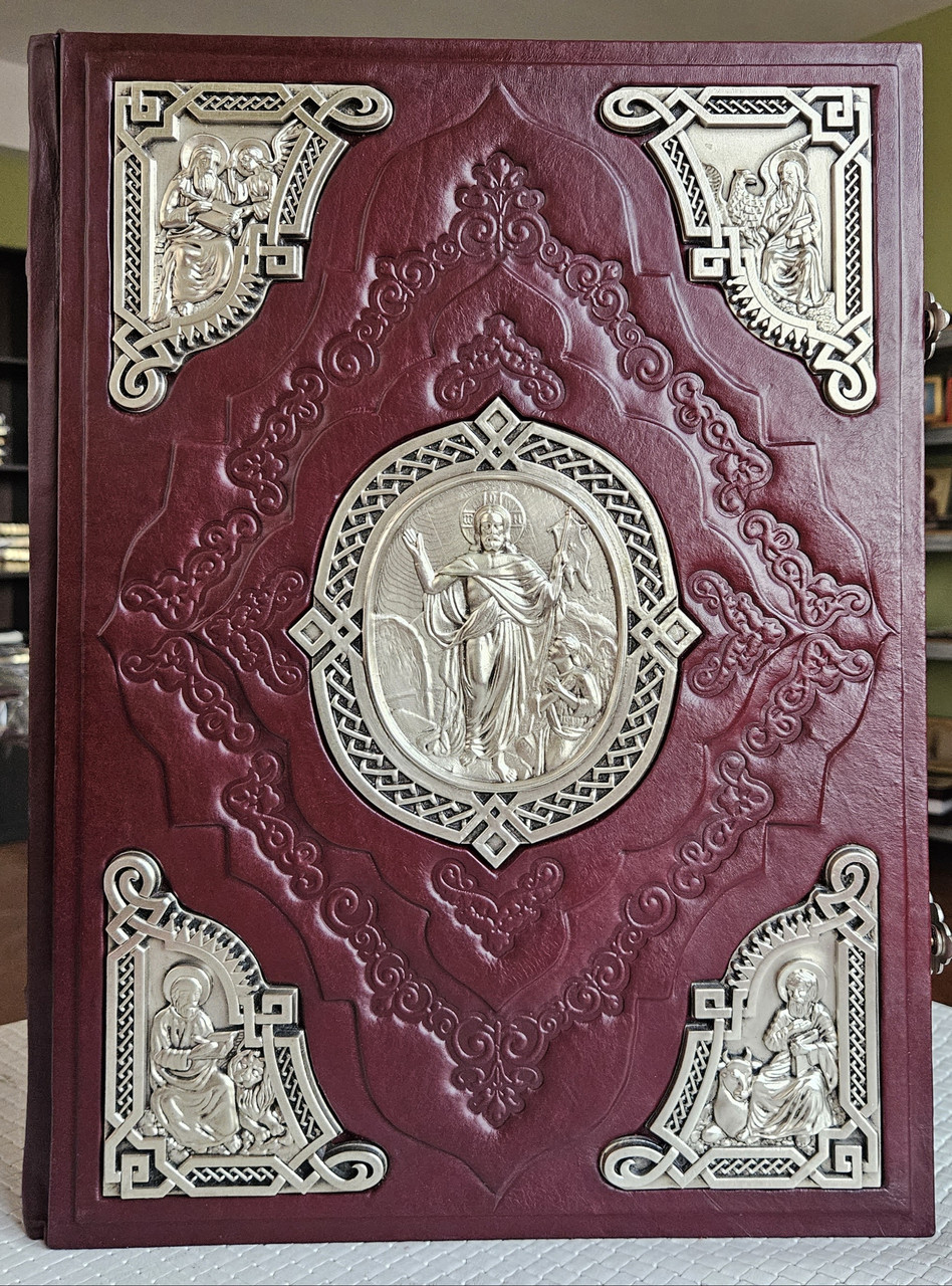 Книга Євангеліє церковнослов'янською мовою, напрестольна, оклад шкіра, наклад. сріблення, 2 застібки, розмір 34×47