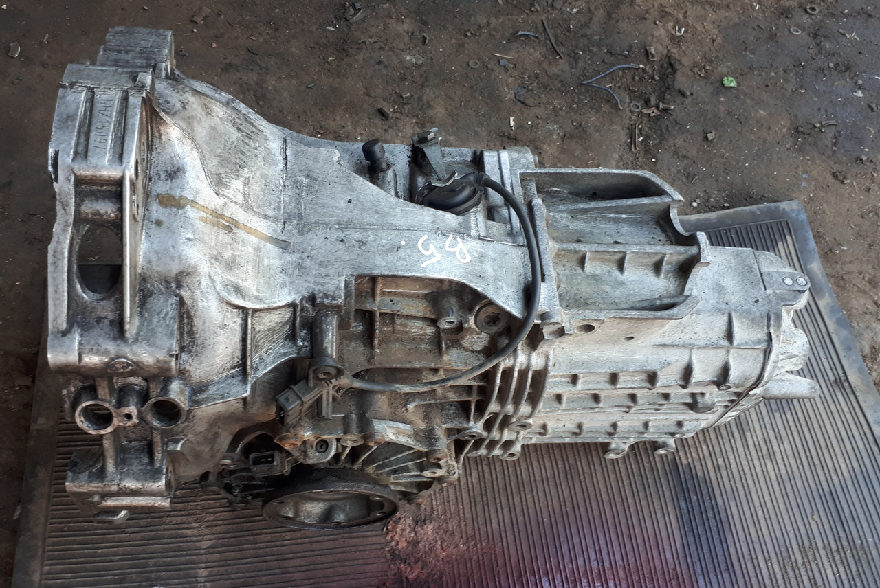 Коробка перемикання передач КПП 012301103 1.8 20V ADR Фольксваген Пасат Volkswagen Passat B5
