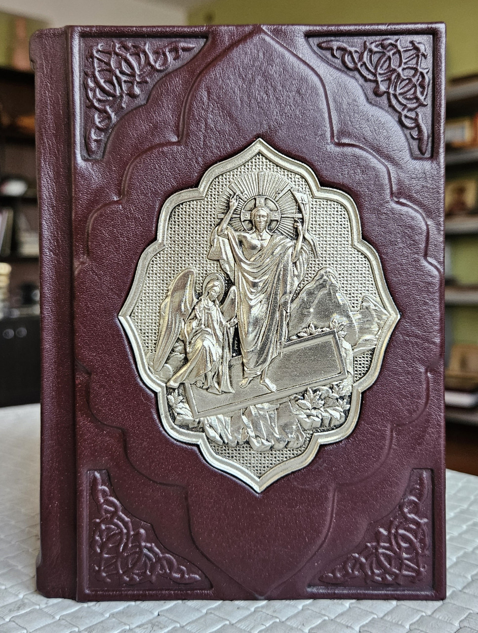Книга Євангелія українською  мовою требне/оклад шкіра,розмір 12×16,крупн. шрифт,накладка Воскресіння Христове, фото 1