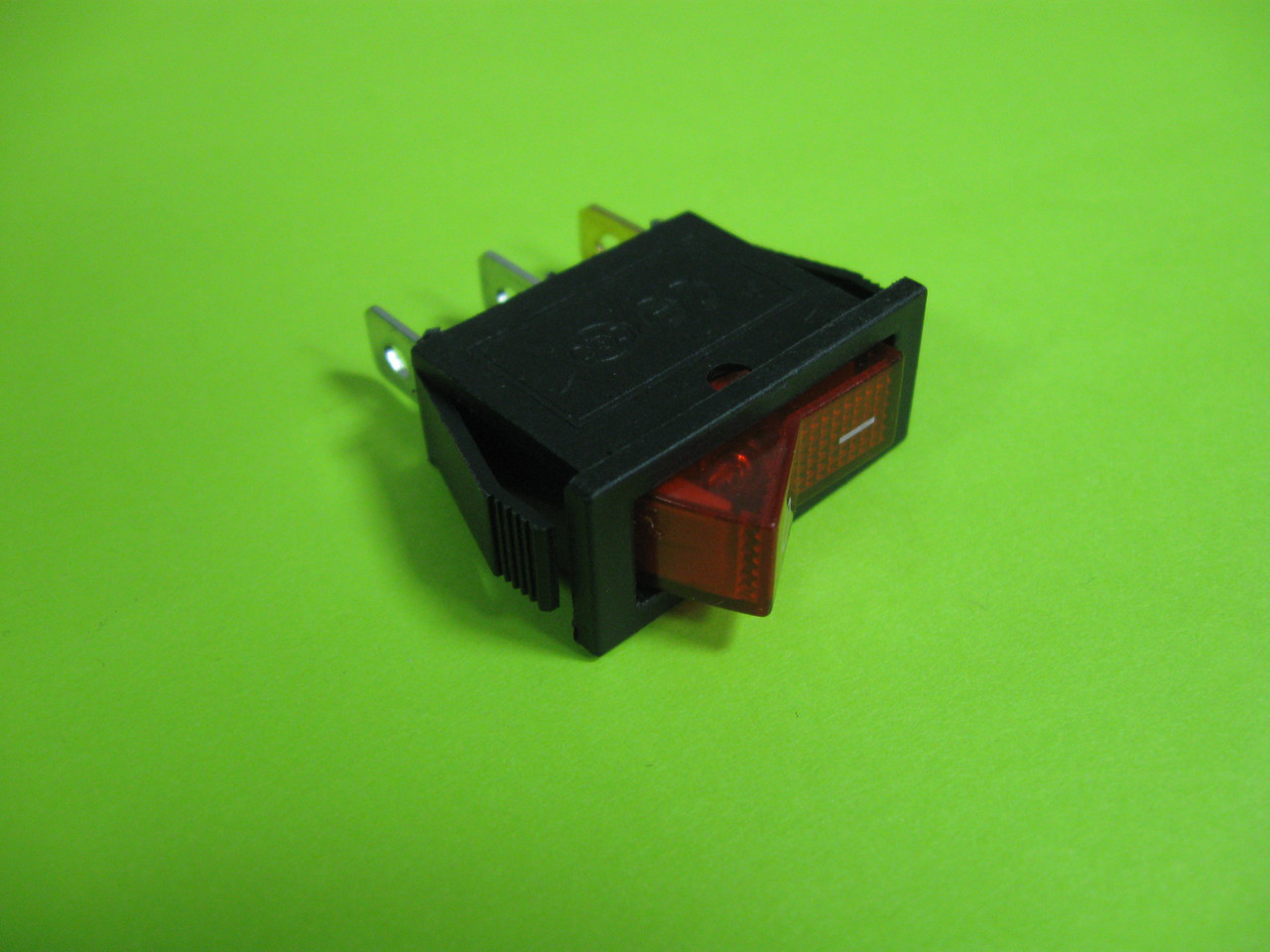 Перемикач вузький червоний з підсвічуванням KCD3 IRS-101-1A (SPST 3P red)
