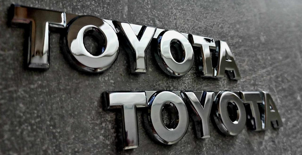 Емблема напис багажника Toyota, Тойота, літери металеві