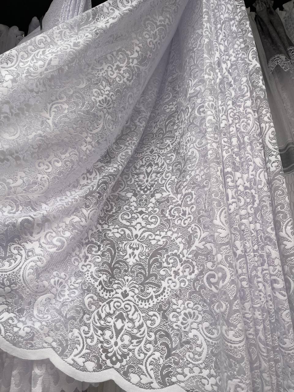 Коротка тюль, колір білий. Висота 1,2 м.