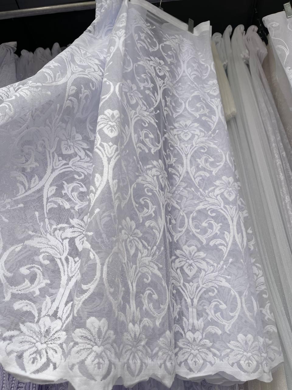 Коротка тюль, колір білий. Висота 1,2 м.