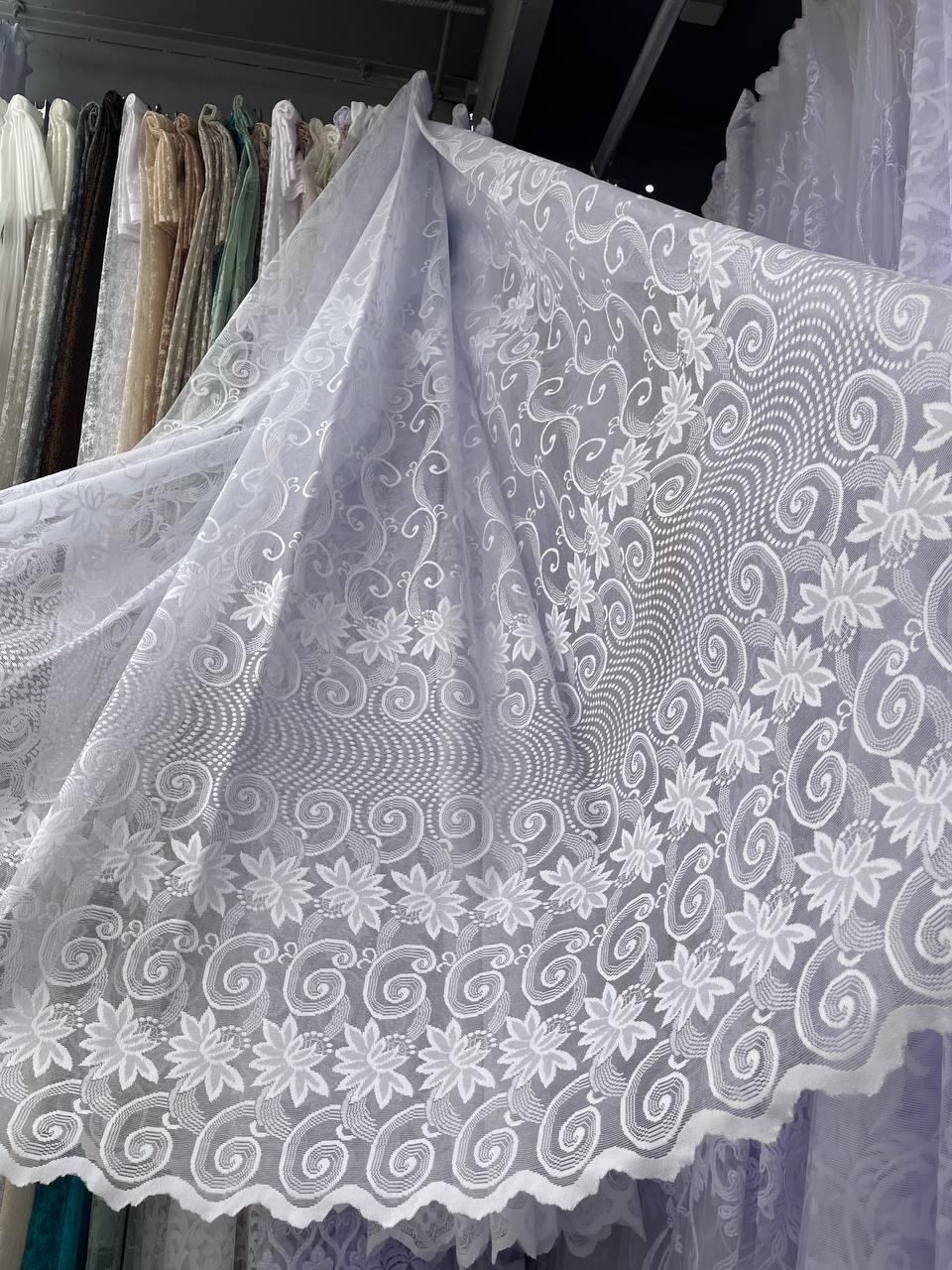 Коротка тюль, колір білий. Висота 1,6 м.