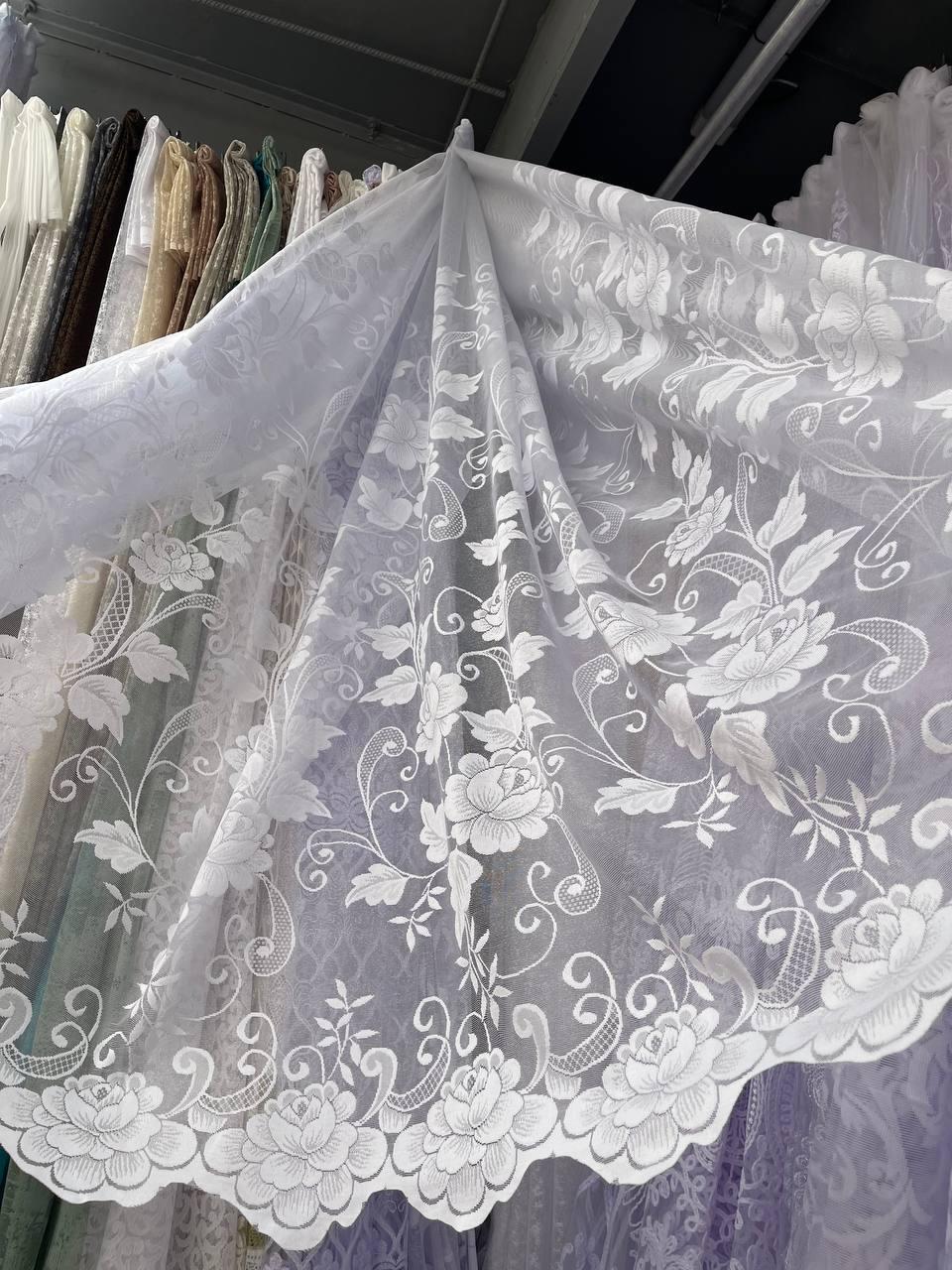 Коротка тюль, колір білий. Висота 1,6 м.