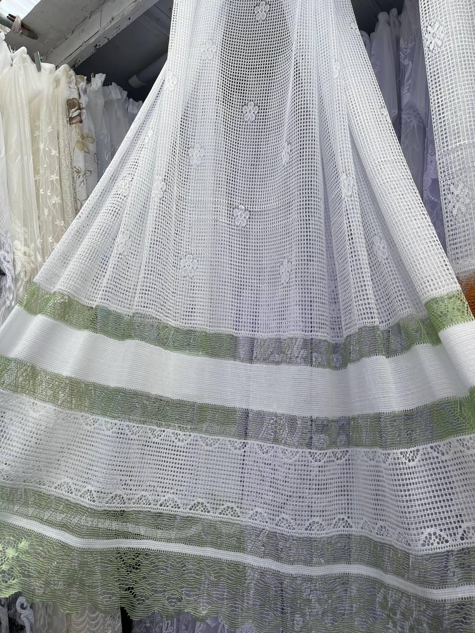 Коротка тюль, колір зелений. Висота 1,8 м.