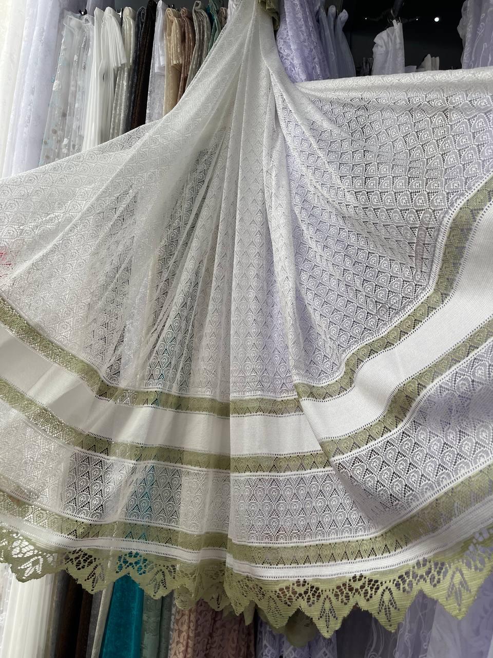 Коротка тюль, основа молочна, колір зелений. Висота 1,8 м.