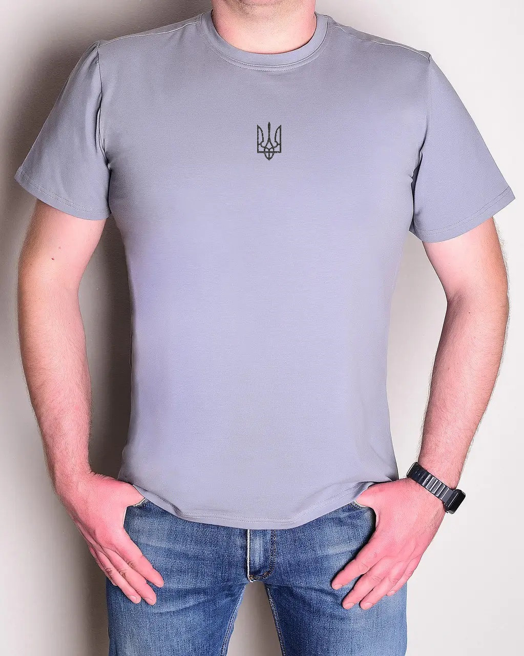 Футболка 46-56р з вишитым чорним Тризубом сіра, фото 1