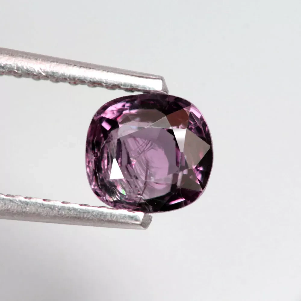 0.74 кт. Природний пурпурний шпінель, школ