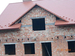 Подивіться під підшивкою, по периметру фронтону, зяючі дірки незабиті. Для порівняння можете відкрити нашу роботу