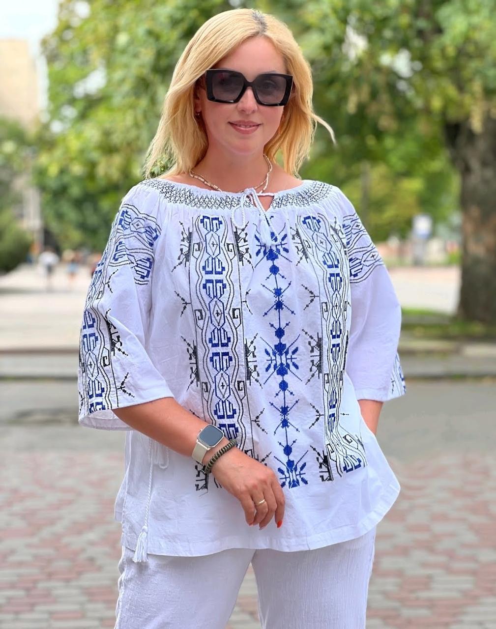 Жіноча біла блузка з вишивкою блакитного кольору (з L по 3XL )