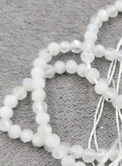 Місячний камінь колір на фото намистини 2.5 мм грань