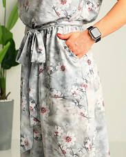 Довга легка сукня в сірому кольорі принтована квітами "Аліна". Розміри від 44 до 58, фото 3