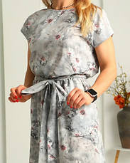 Довга легка сукня в сірому кольорі принтована квітами "Аліна". Розміри від 44 до 58, фото 4