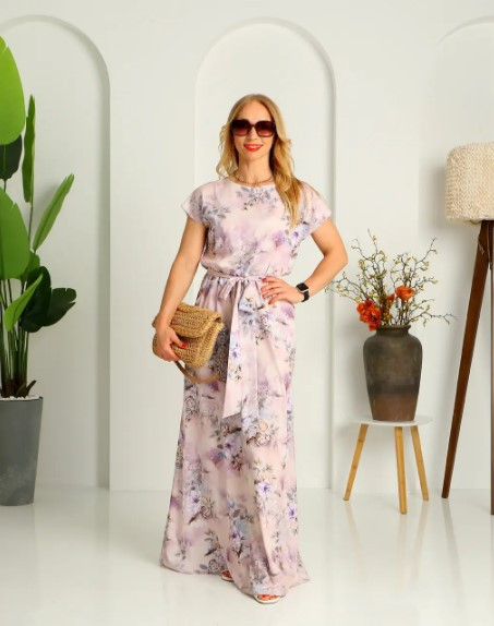 Довга сукня, літня в пудровому кольорі принтована трояндами "Аліна". Розміри 52-54, 56-58