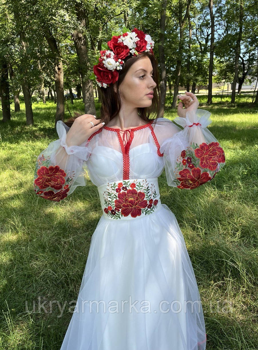 Довга вишита сукня. Основна тканина - євросітка. Шикарний вишитий пояс корсет