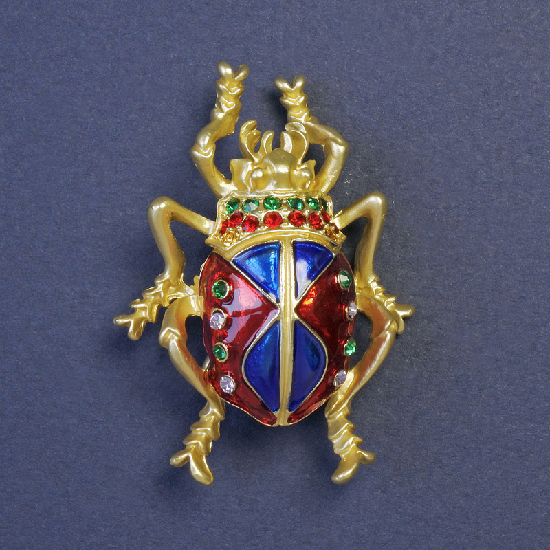 Брошка Жук скарабей синя та червона емаль та стрази золотистий метал 43х25мм+-, фото 1